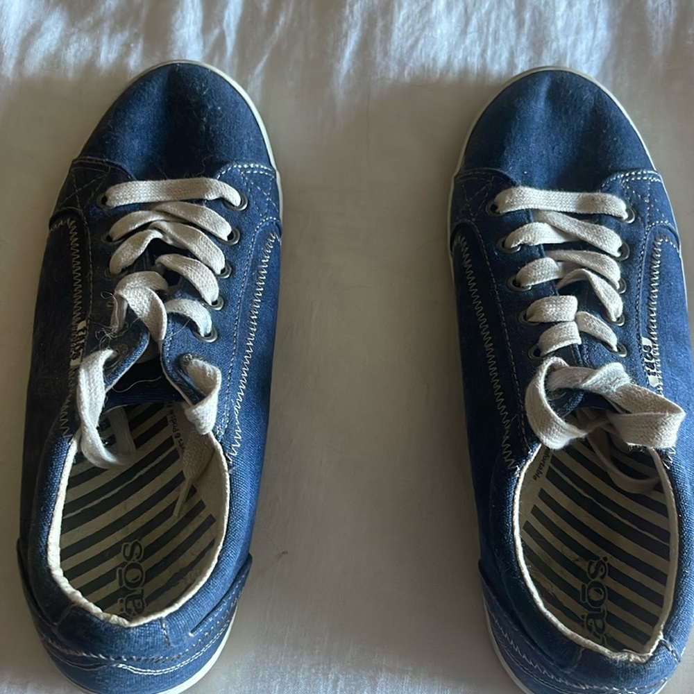 Taos women’s “Star” sneaker size 9